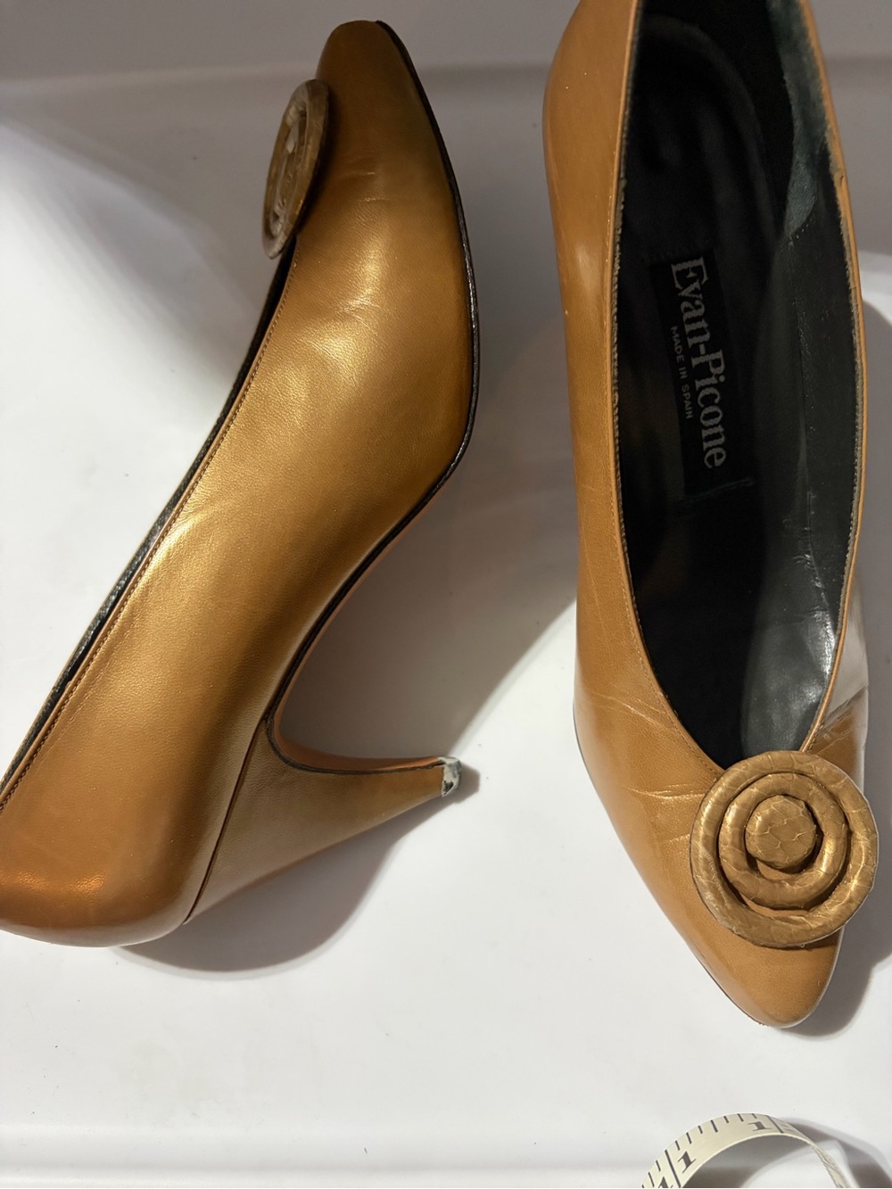 Vintage Evan-Picone Metallic Gold Leather Pointed Toe Pumps Made in Spain Size 7 - Picture 7 of 8